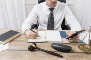 Abogado escribiendo en su agenda