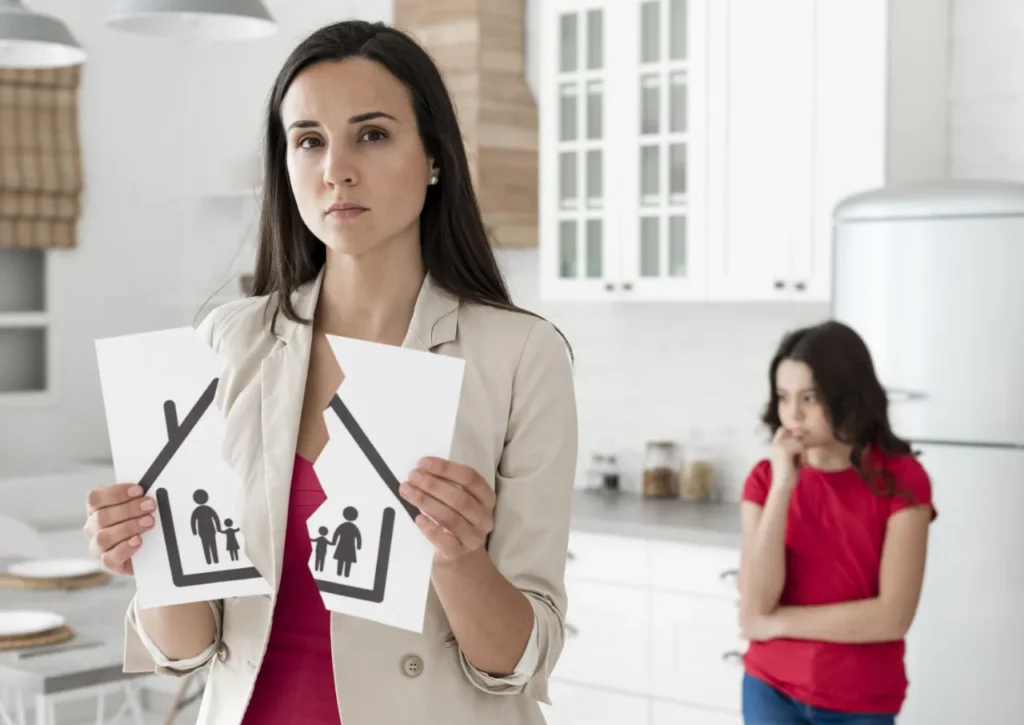 Mujer rompiendo un dibujo de una casa