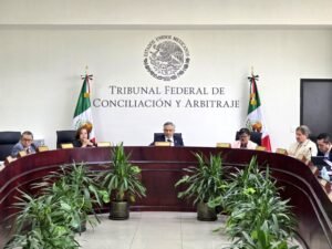 Burócratas debatiendo en Conciliación y Arbitraje